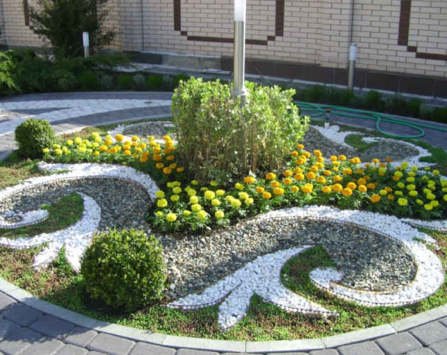 Клумба с рододендронами и хвойниками