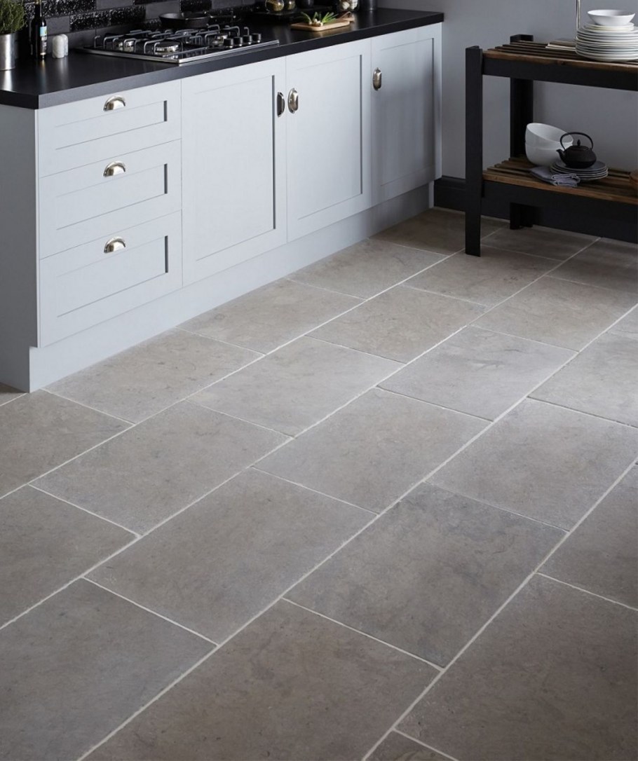 Серая напольная плитка на кухню