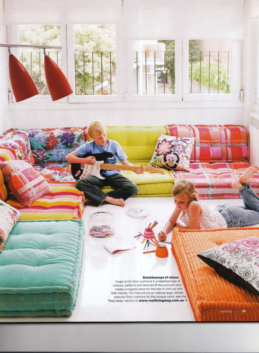 Комната с подушками на полу