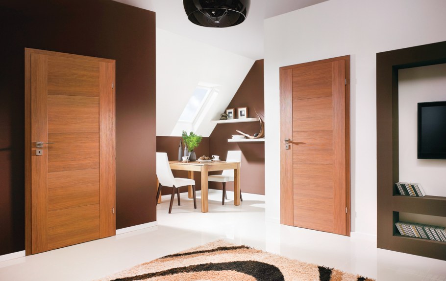 Рыжий пол серые стены