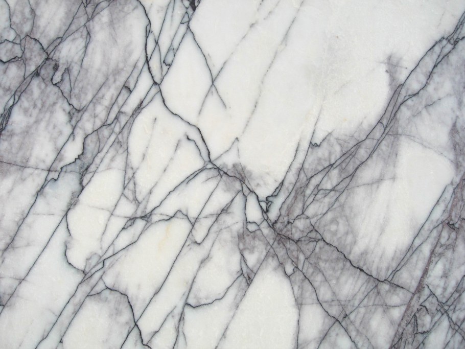 Трещины на черном фоне