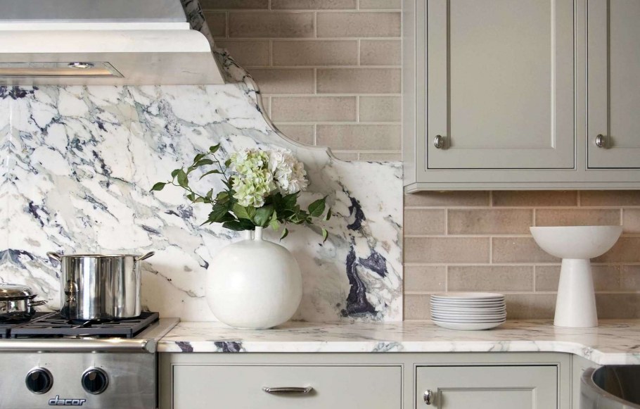 Белая мраморная кухня