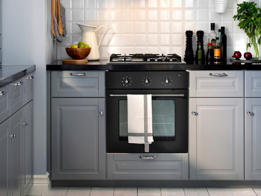 Белая вытяжка на кухне