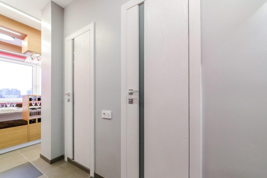 Двери белые межкомнатные с вертикальными полосами