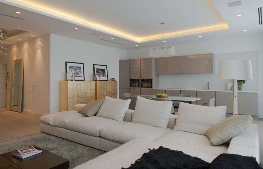 Большая светлая кухня гостиная