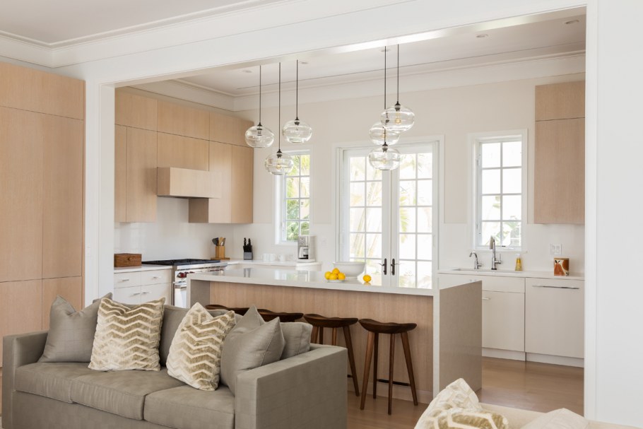 Кухни гостиные в светлых тонах