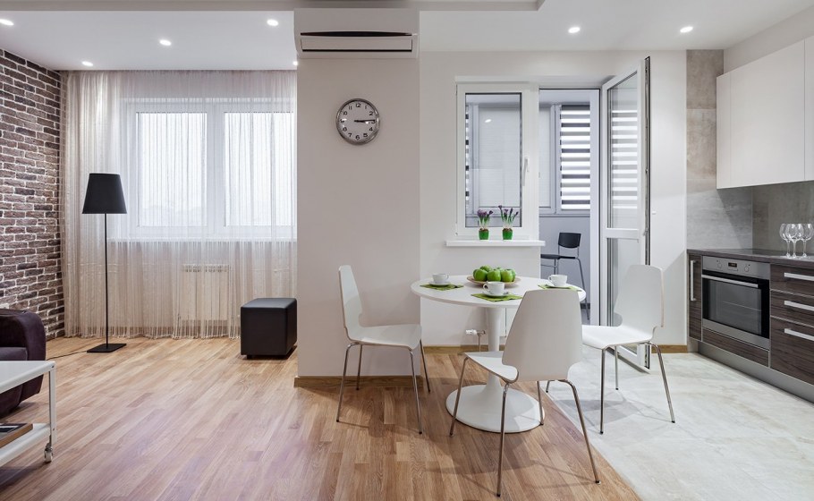 Интерьер комнаты с панорамными окнами