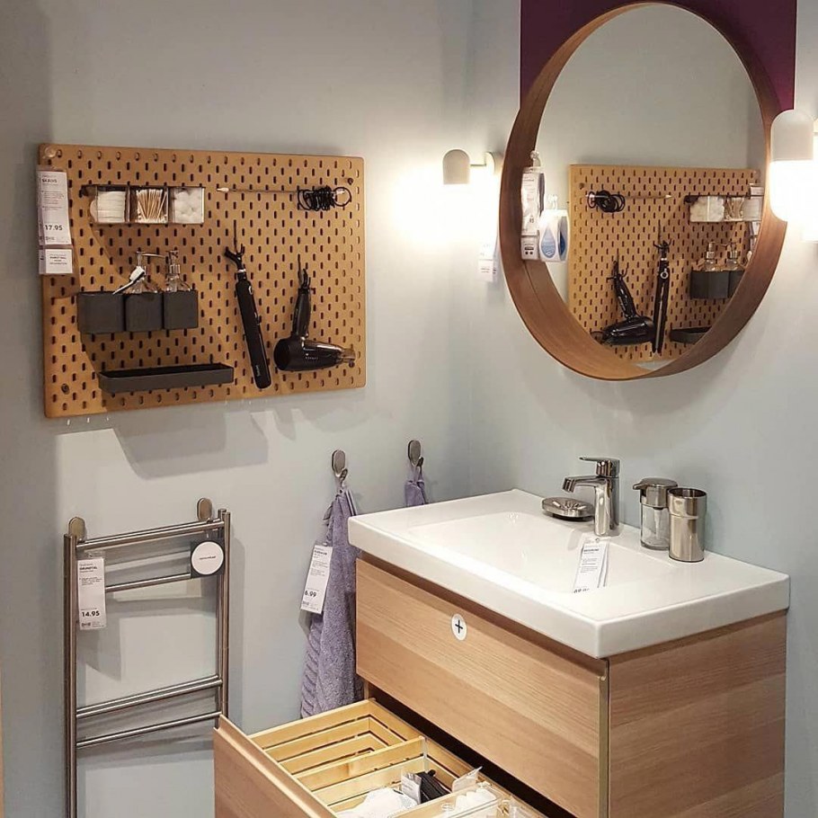 Полка над раковиной в ванной