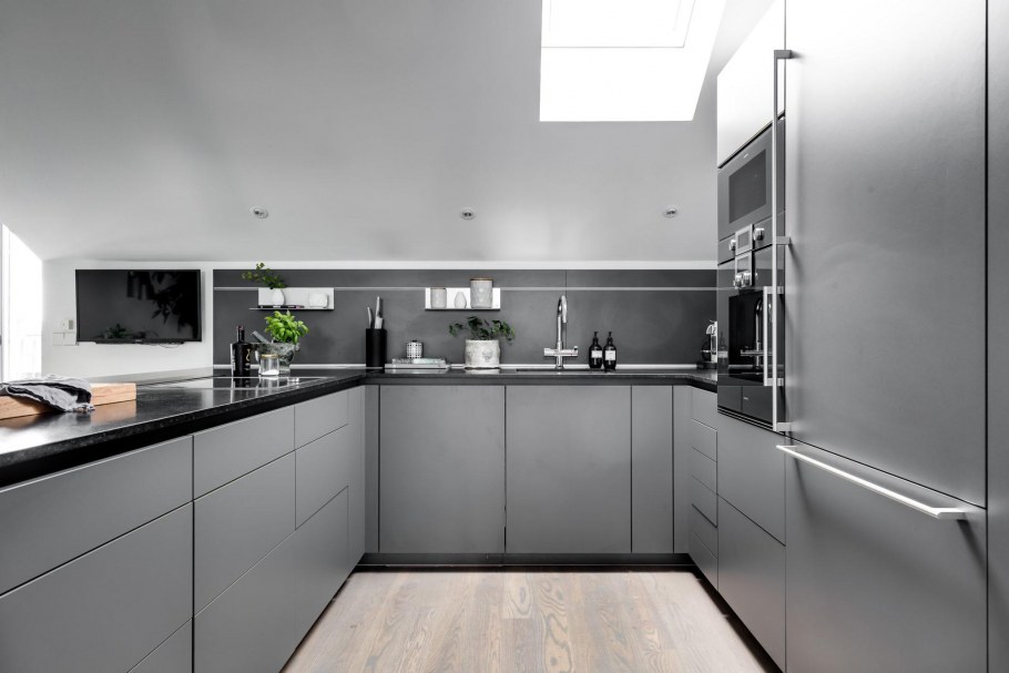 Серо белая кухня с черной столешницей