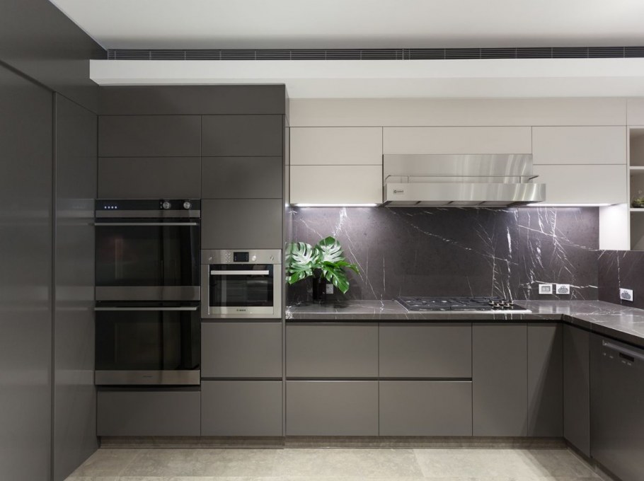 Кухня с темно серыми фасадами