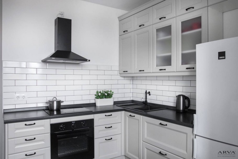 Стильная черная кухня