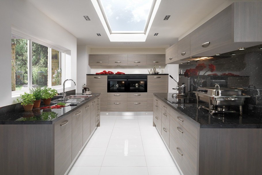 Белая кухня с серой столешницей и фартуком