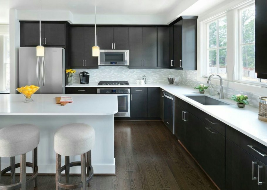 Белая глянцевая кухня с черной столешницей