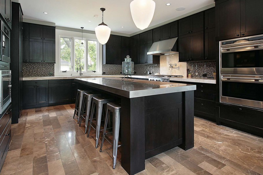 Белая кухня с серым фартуком