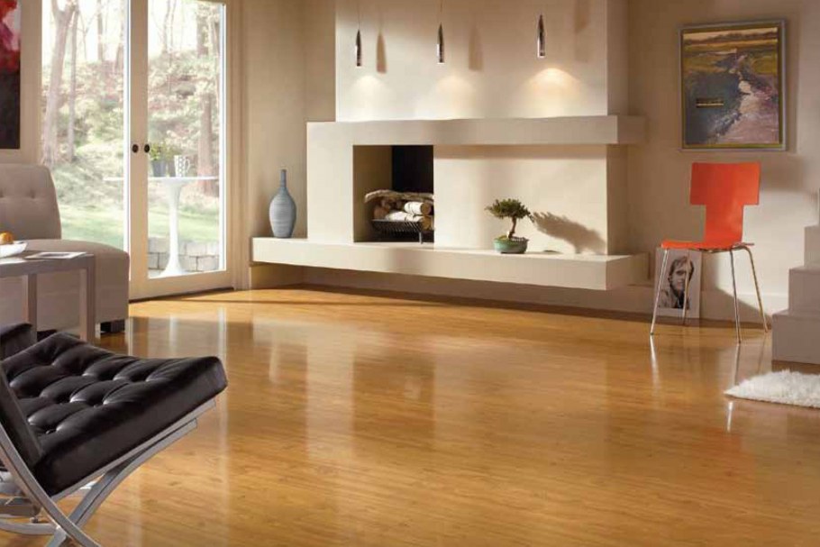 Светлый ламинат в гостиной