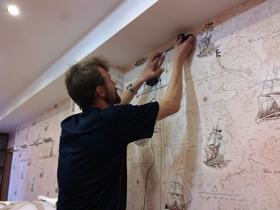 Наклеивание обоев на стены