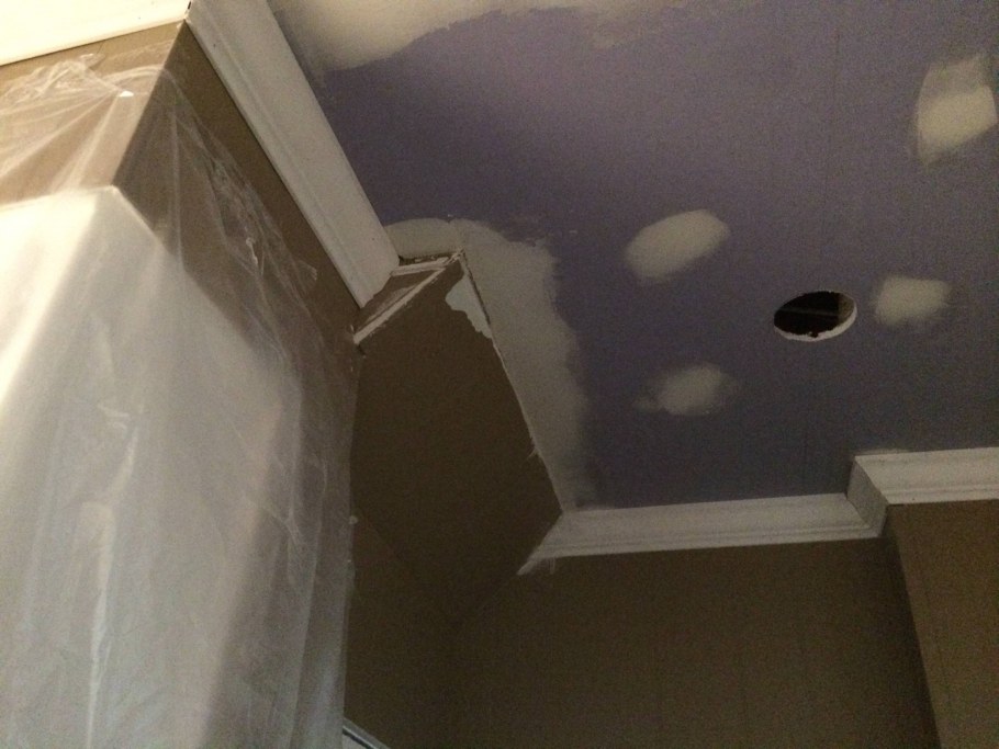 Натяжной потолок с выступом на потолке