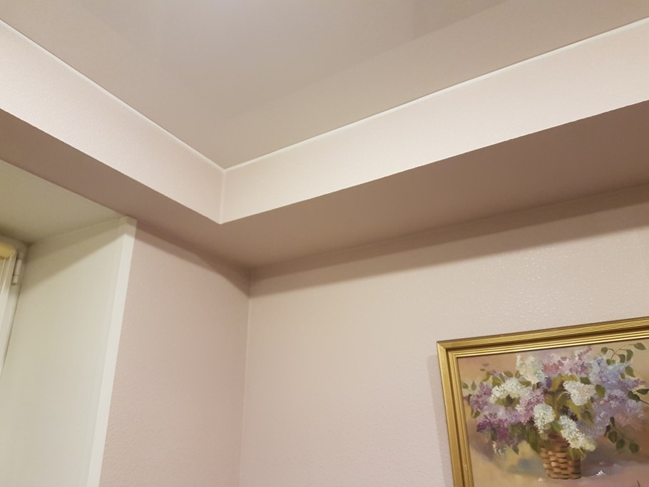 Балки по периметру комнаты