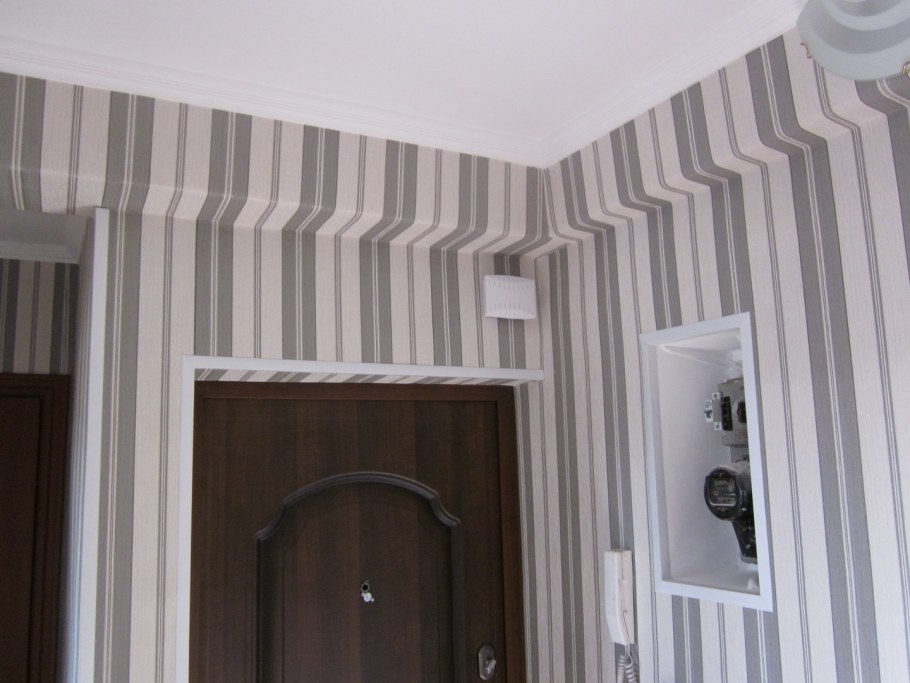 Выступы под потолком на стене