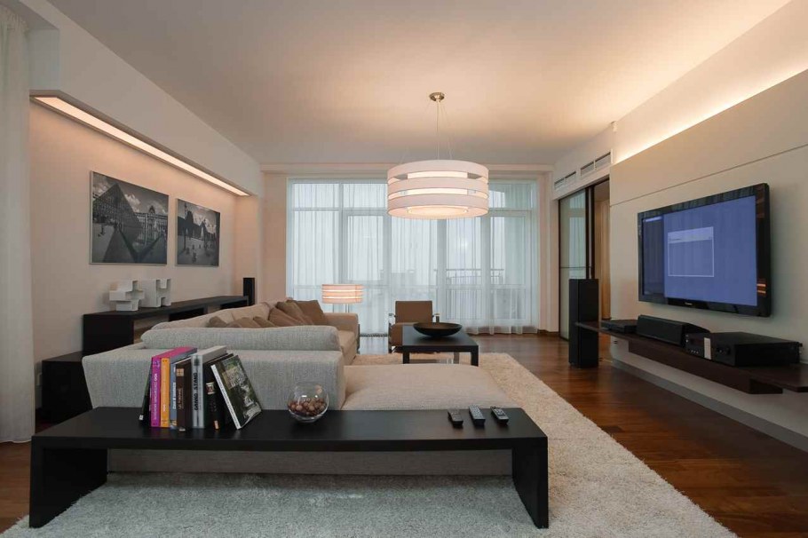 Гостиная с выступами на стене