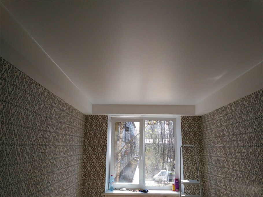 Натяжной потолок с выступом