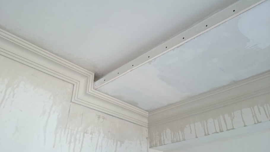Плинтус на двухуровневом потолке
