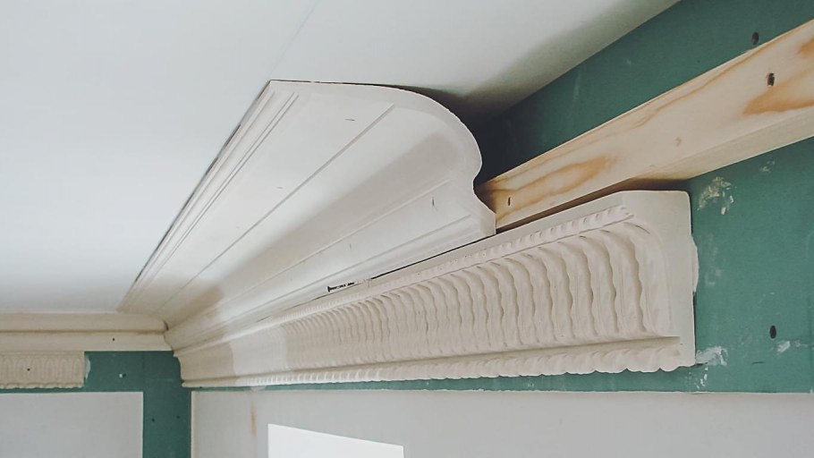 Монтаж лепнины карниз