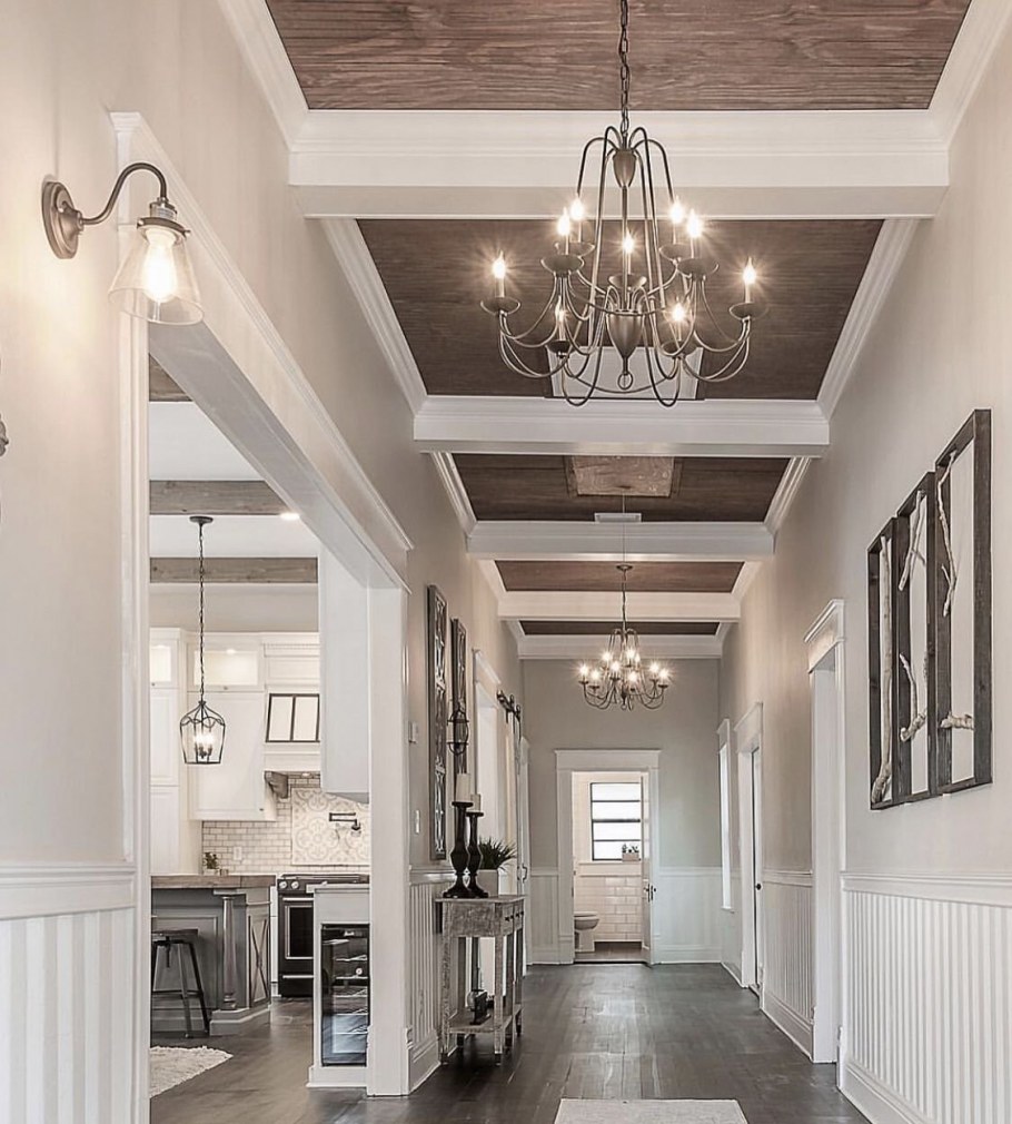 Балки на потолке в коридоре