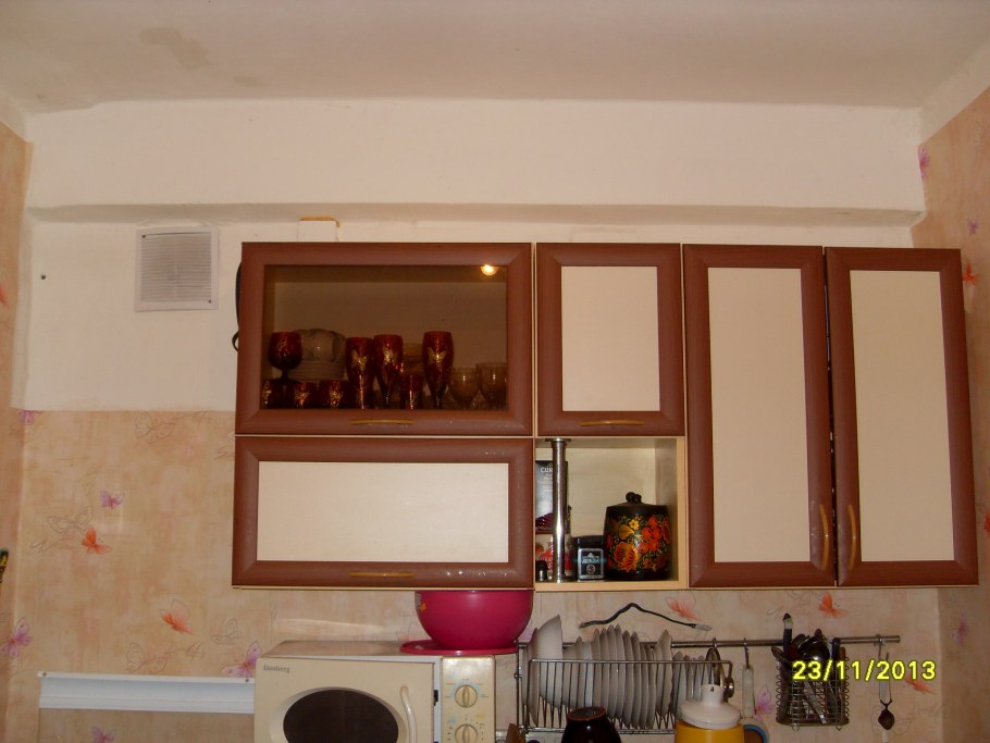 Кухня под потолок с выступом