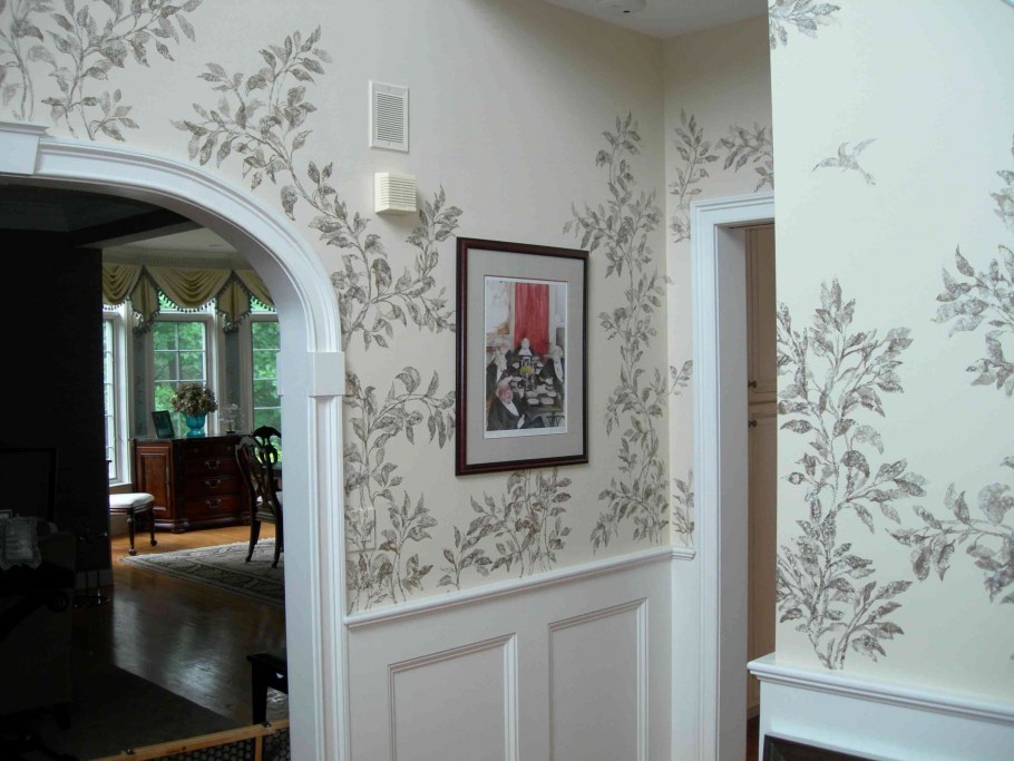 Лепнина с обоями на стенах