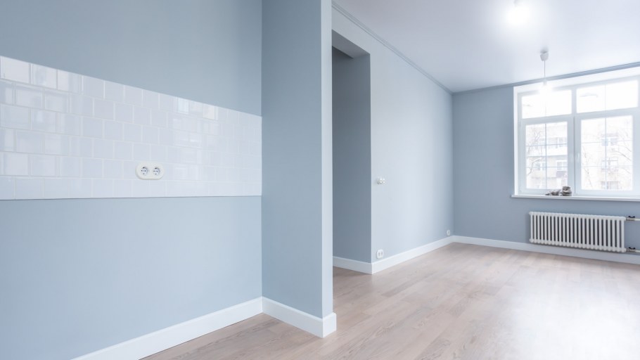 Окрашивание стен в спальне