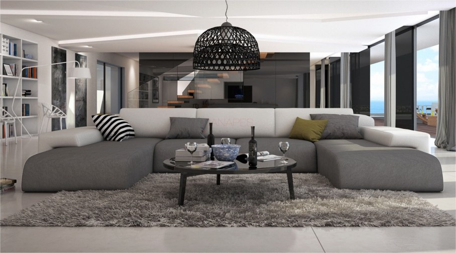 Большая гостиная с огромными диванами