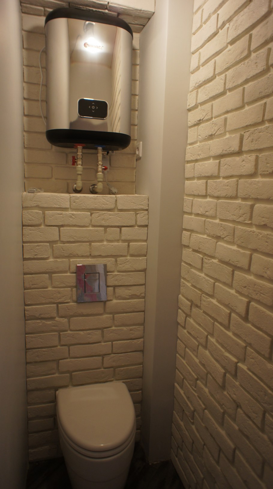 Декоративный камень в туалете