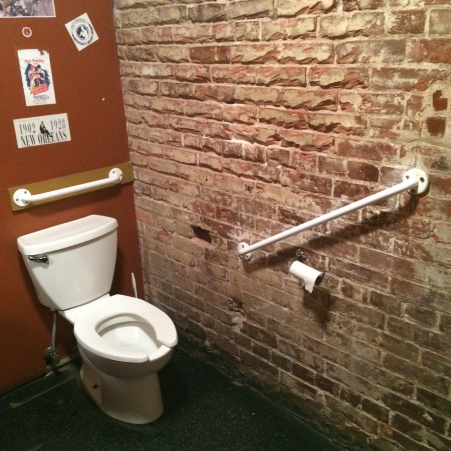 Туалет из декоративного кирпича