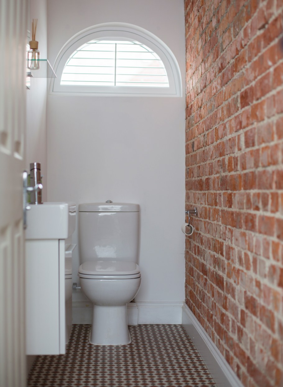 Туалет из декоративного кирпича