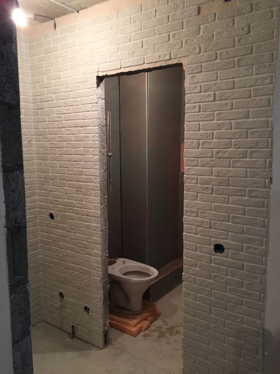 Туалет из декоративного кирпича