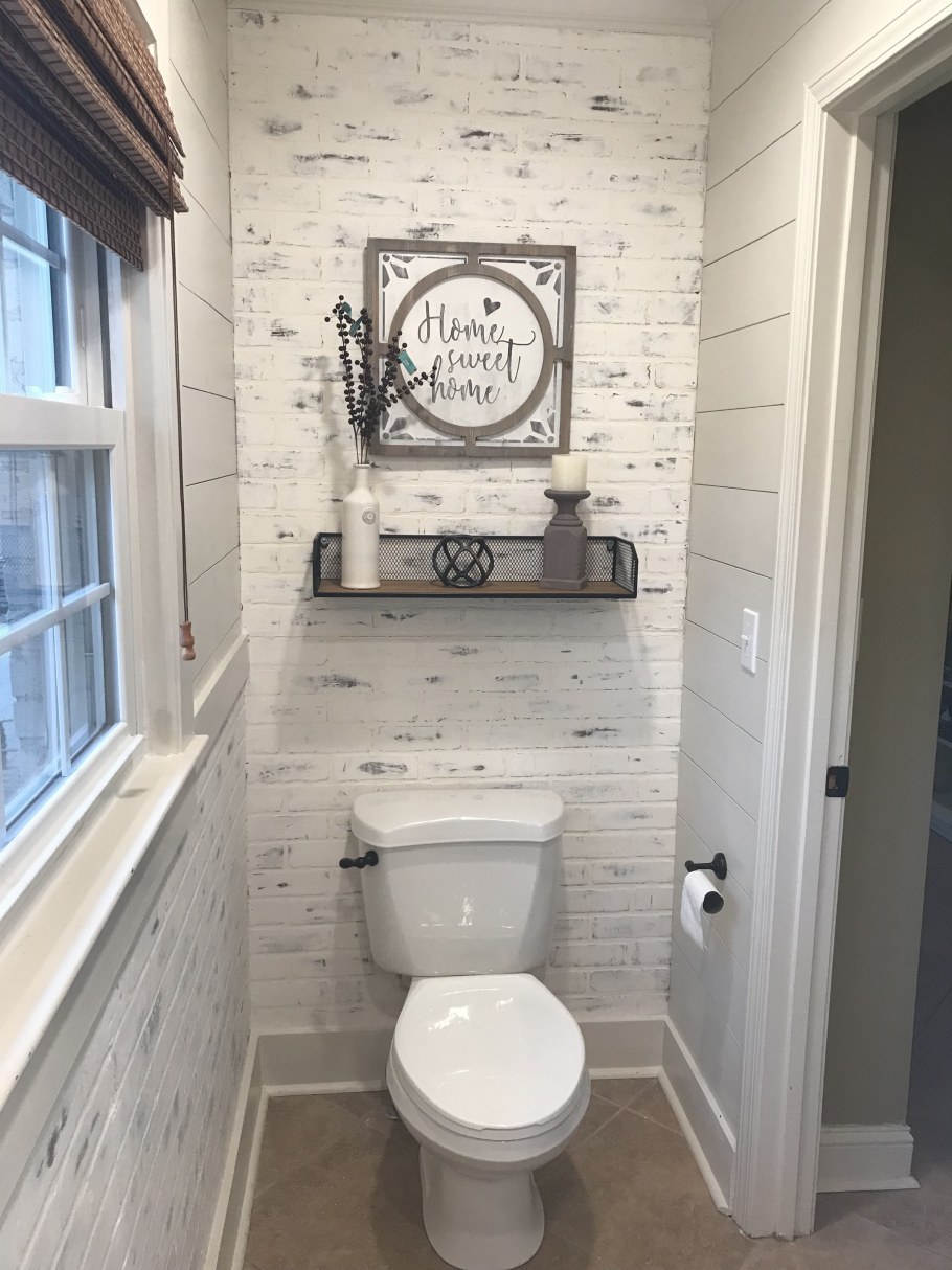 Отделка туалета кирпичиками