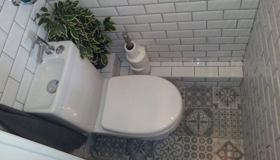 Плитка под кирпич в маленьком туалете