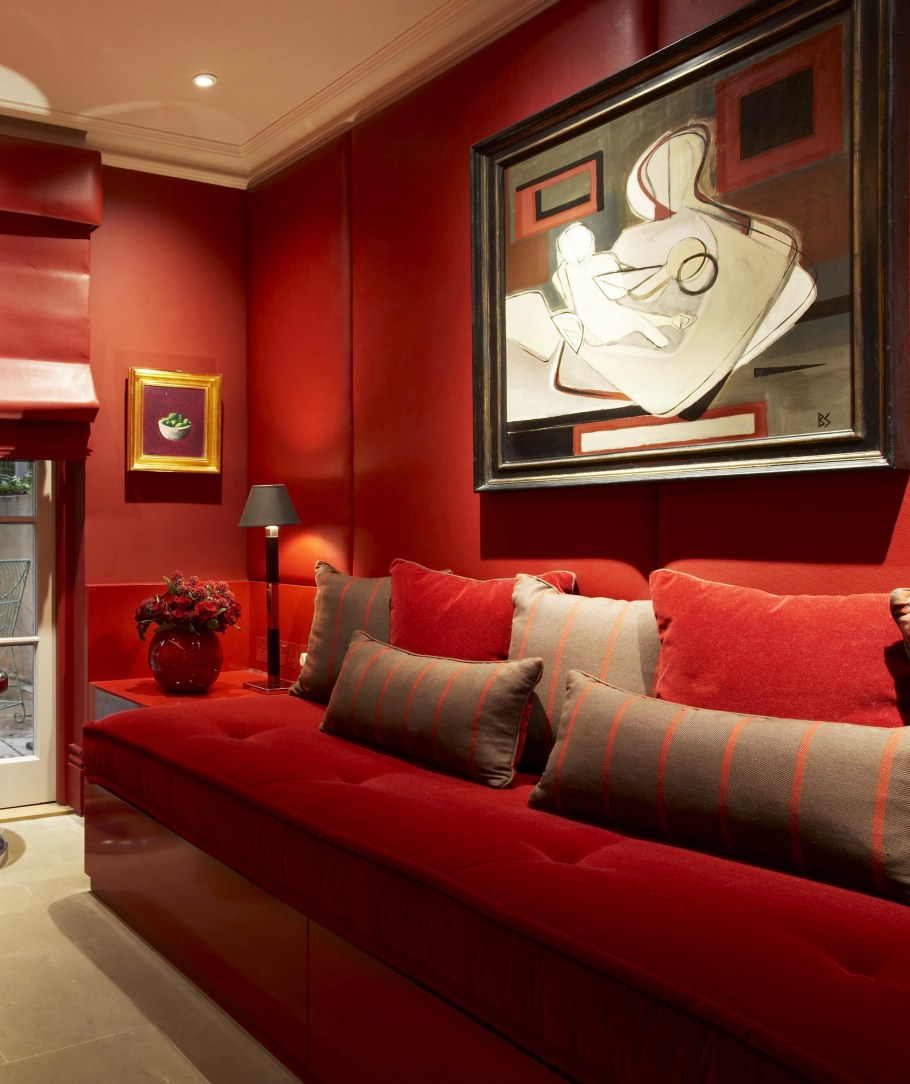 Гостиная в бордовых тонах