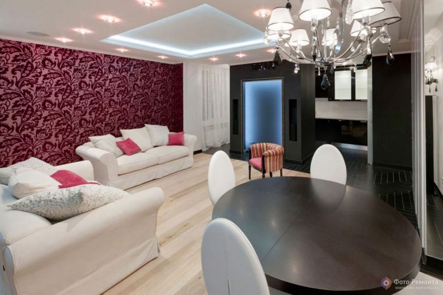 Фиолетовый потолок в гостиной