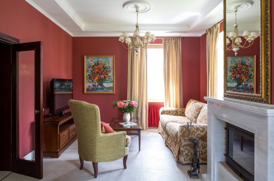 Гостиная с красным диваном