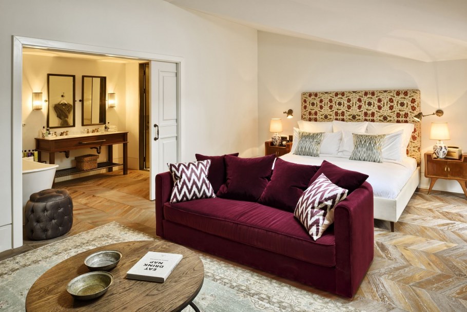 Бордовая гостиная