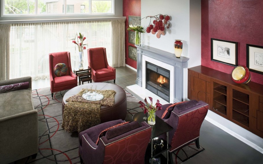 Бордовые стены