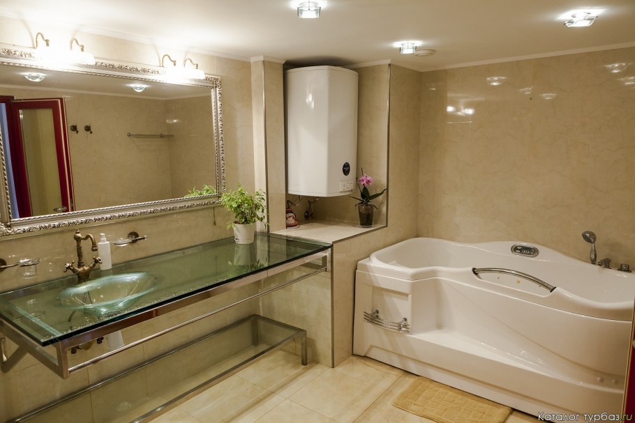 Угловая ванная в интерьере
