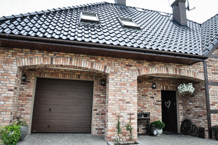 Фасад из старого кирпича