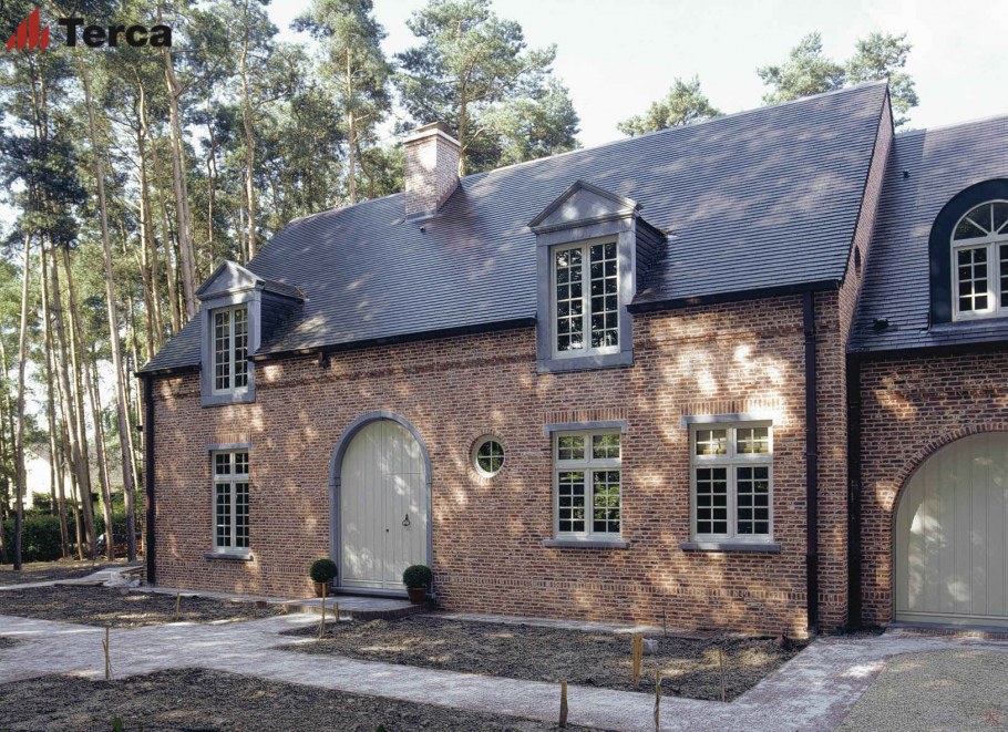 Дом из состаренного кирпича