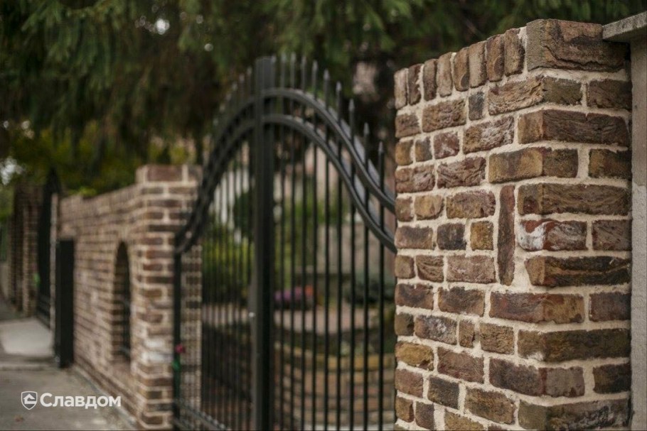 Кирпичная стена в интерьере