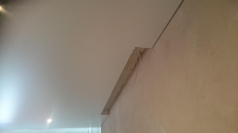 Натяжной потолок с отступом от стены