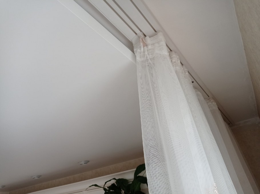 Ниша для штор в натяжном потолке с перегибом