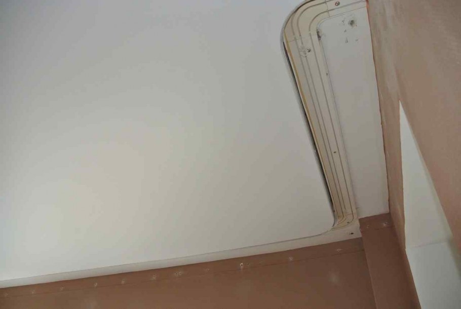 Ниша с закруглением потолок натяжной